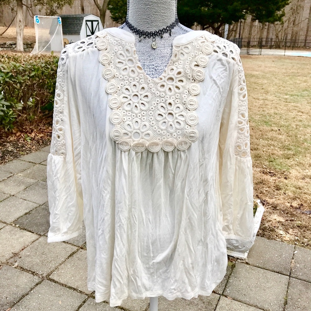 Stunning White Floral Shirt💕🌼